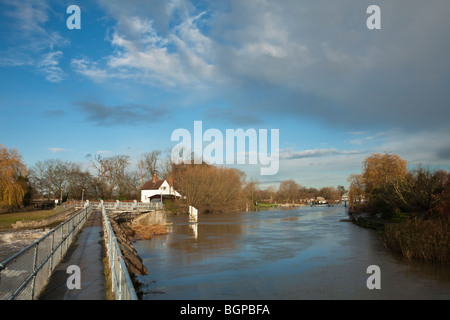 Benson Lock and Weir on the River Thames, Oxfordshire, UK Stock Photo