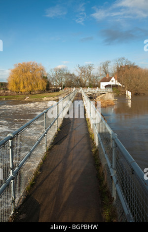 Benson Lock and Weir on the River Thames, Oxfordshire, UK Stock Photo