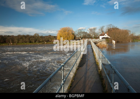 Benson Lock and Weir on the River Thames, Oxfordshire, UK Stock Photo