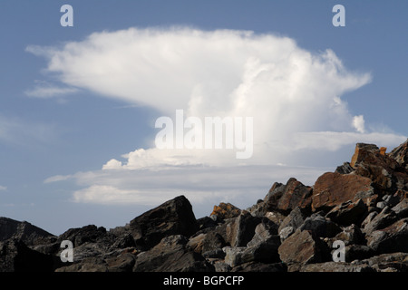 Nimbus cloud over rocks at marsland mouth on the devon cornwall border Stock Photo