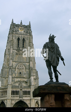 Basilica of Our Lady / Onze-Lieve-Vrouwebasiliek and the statue of Ambiorix, prince of the Eburones, Tongeren / Tongres, Belgium Stock Photo