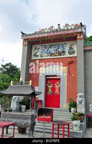 Tin Hau Temple, with closed entrance doors and guardian deities, Sok Kwu Wan, Lamma Island, Hong Kong, China Stock Photo