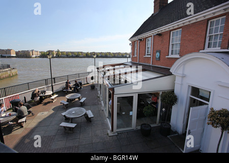 The Narrow, Riverside Pub in Limehouse, London, Uk Gordon Ramsey owned gastropub where he served precooked food Stock Photo