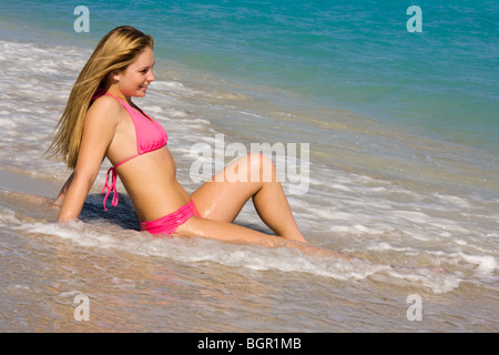 Freundlicher Teenager in pinkem Bikini Stock Photo