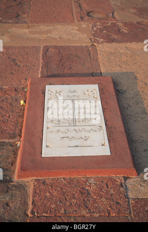 Gravestone, Inner courtyard of Jama Masjid, Fatehpur Sikri, Uttar Pradesh, India Stock Photo