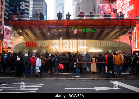 Theatregoers at the TKTS ticket booth in Times Square in New York on Saturday, December 19, 2009. (© Richard B. Levine) Stock Photo