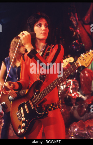 RUNAWAYS - US girl group in 1977 with Joan Jett in red and Vicki Blue behind Stock Photo