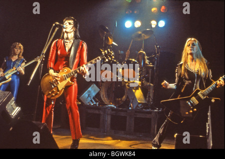 RUNAWAYS - US girl group in 1977 with from left Vicki Blue, Joan Jett, Sandy West on drums and Lita Ford Stock Photo