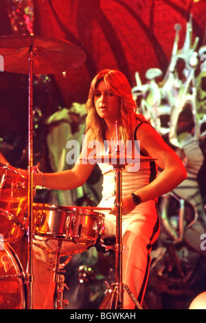 RUNAWAYS - US girl group in 1977 with Sandy West on drums Stock Photo