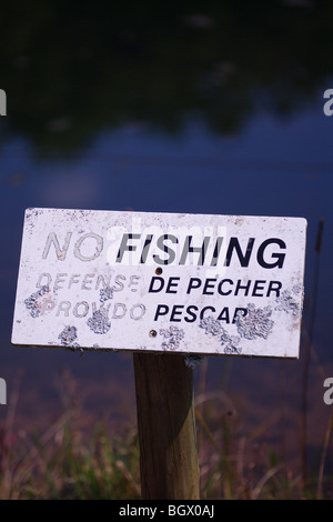 NO FISHING SIGN IN ENGLISH AND SPANISH MULTI-CULTURAL FISHING Stock Photo
