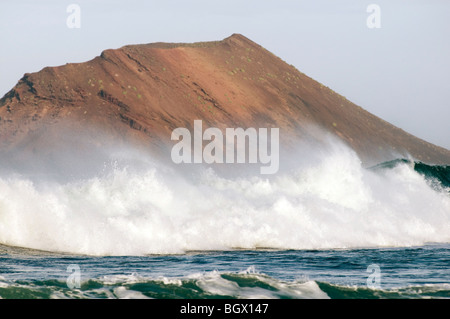 Atlantic waves wave rollers roller waves wave surf big white horses spray crashing rough seas fuerteventura isla de lodos spian Stock Photo