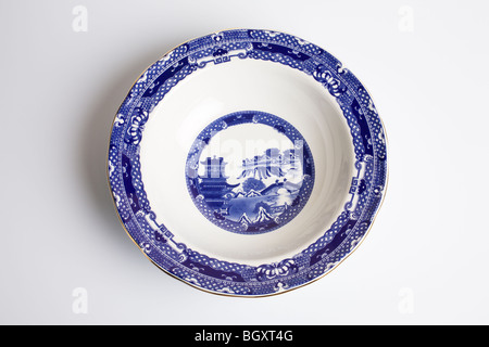 https://l450v.alamy.com/450v/bgxt4g/willow-pattern-bowl-bgxt4g.jpg