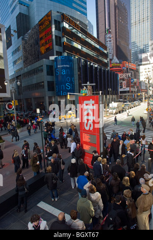 Theatregoers at the TKTS ticket booth in Times Square in New York on Saturday, January 16, 2010. (© Richard B. Levine) Stock Photo