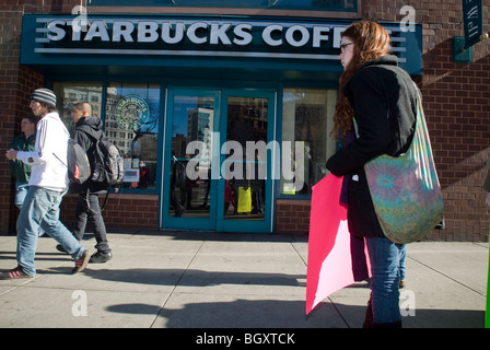 Starbucks workers and supporters protest Starbucks' alleged anti-union activity in New York Stock Photo