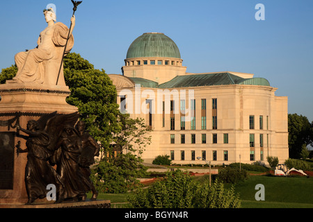 Iowa Supreme Court building and in front a life-sized Allison Monument, Des Moines, Iowa, USA Stock Photo