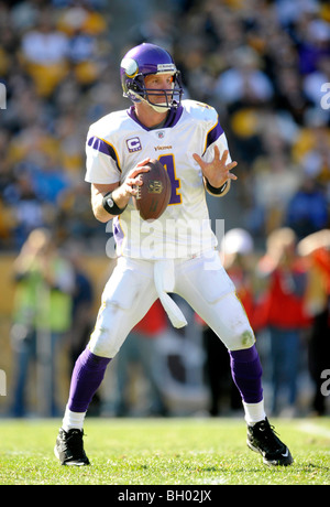 Brett Favre (#4) of the Minnesota Vikings and Sage Rosenfels (#2