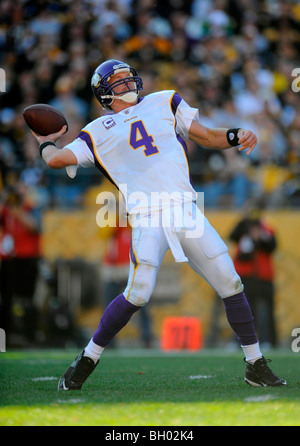 Brett Favre (#4) of the Minnesota Vikings and Sage Rosenfels (#2