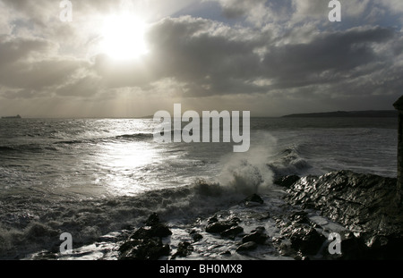 Dramatic skies and waves breaking on rocks at Ravenscraig Park near kirkcaldy Fife Stock Photo