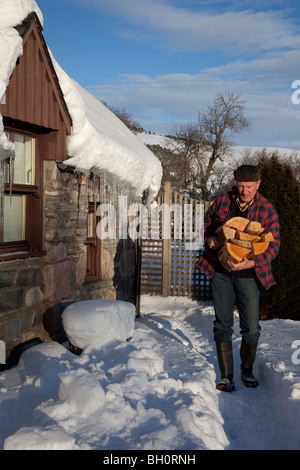 Scottish winter weather - Heavy snowfall in cold conditions in the Scottish Highlands, Braemar, Aberdeenshire, Scotland, UK Stock Photo