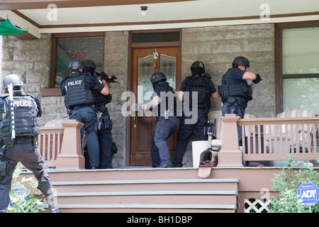 Police tactical team making entry serving a high risk drug related search warrant. Street Narcotics Unit, Kansas City, MO, PD. Stock Photo