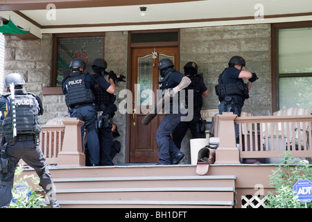 Police tactical team making entry serving a high risk drug related search warrant. Street Narcotics Unit, Kansas City, MO, PD. Stock Photo