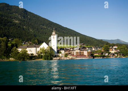 View over lake Wolfgangsee to parish and pilgrimage church and Hotel Im Weissen Roessel am Wolfgangsee, St. Wolfgang, Upper Aust Stock Photo