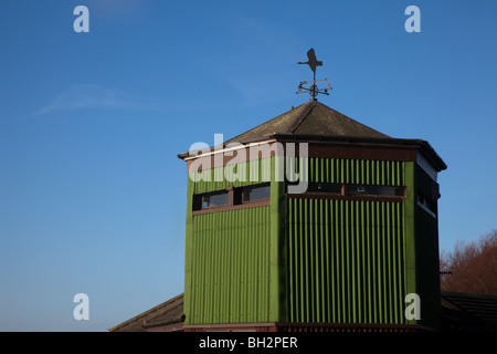 RSPB viewing hide & weathervane.  Martin Mere Wildfowl and Wetlands Trust · Martin Mere Local Nature Reserve, Burscough, Lancashire, UK Stock Photo