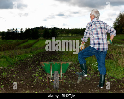 Serious Peasant Man Gardening Apron Farmers Hat Holding Garden Spade —  Stock Photo © stetsik #621360500