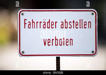 Sign with the German words 'Fahrräder abstellen verboten', meaning 'park bicycles prohibited', Berlin, Germany Stock Photo