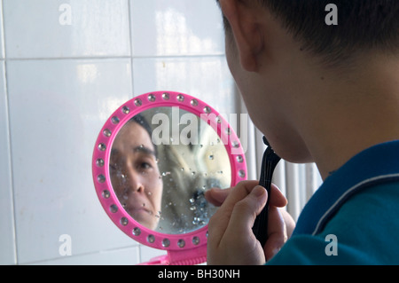 CHINA Migrant workers from the countryside in their cramped dormitories in Shenzhen, Guangdong province Stock Photo