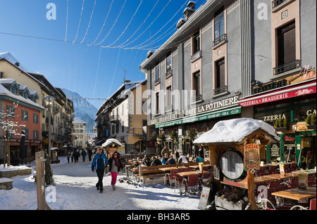 Cafes and restaurants on a pedestrian street in the town centre (Rue du Dr Paccard), Chamonix Mont Blanc, Haute Savoie, France Stock Photo