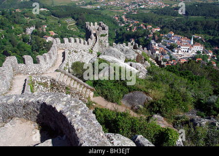 THE MOORS' CASTLE (CASTELLO DOS MOUROS) AND TOWN OF SINTRA, SINTRA, PORTUGAL Stock Photo