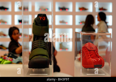 Kriminel Seraph Diskriminering af køn SNEAKERS DELIGHT, CLOTHING SHOP AND COIFFEUR FACING THE TAGUS, LISBON,  PORTUGAL Stock Photo - Alamy