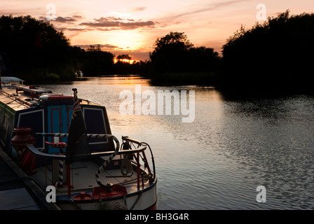 Sunset on the Thames at Shillingford Bridge Oxford with barge in foreground Stock Photo