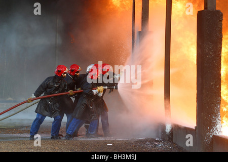 FIREFIGHTERS IN ACTION FOR TRAINING EXERCISE IN HYDROCARBON FIRE EXTINGUISHING, GESIP, VERNON, EURE (27), FRANCE Stock Photo