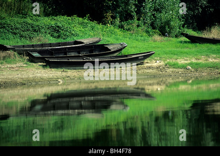 SMALL BOATS ON THE BANKS OF THE LOIRE, LANGEAIS, INDRE-ET-LOIRE (37), FRANCE Stock Photo