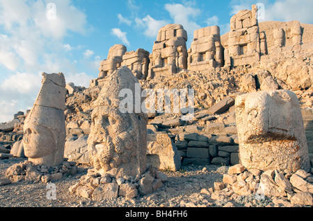 Heads of the gods, Apollo and Zeus (l-r) and an eagle, eastern terrace, Mount Nemrut, Turkey Stock Photo