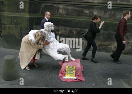 Performers on Royal Mile High Street, Edinburgh, during the International Arts Festival, Edinburgh, Scotland. Stock Photo