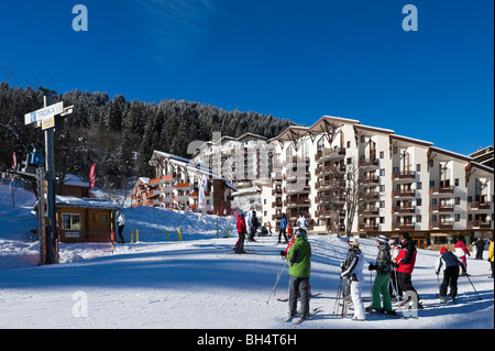 Skii lesson at the bottom of the slopes in the centre of the resort of La Tania, Three Valleys, Tarentaise, Savoie, France Stock Photo
