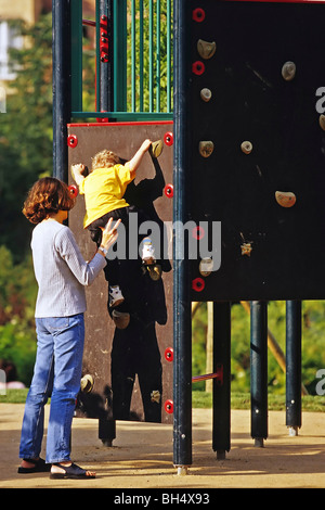 CHILD AND ITS MOTHER PLAYING IN THE HELOISE ET ABELARD GARDEN, 13TH ARRONDISSEMENT, PARIS (75), FRANCE Stock Photo