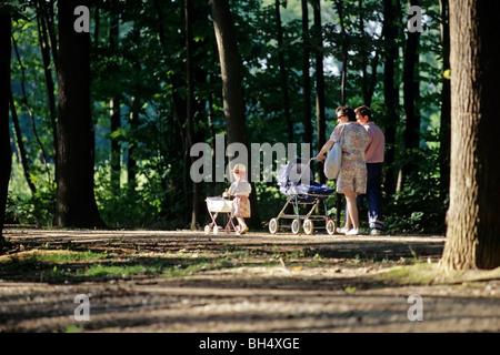 FAMILY WITH BABY CARRIAGE STROLLING IN THE FOREST OF MONTMORENCY, VAL-D'OISE (95) ILE-DE-FRANCE, FRANCE Stock Photo