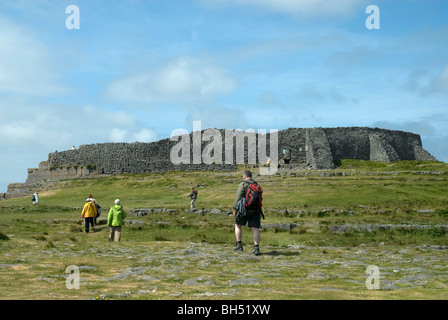 Tourists walking up to Dun Aengus, Inis Mor, Aran Islands, Republic of Ireland Stock Photo