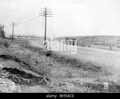 5th Cav Regt, 1st Cavalry Division troopers fire on a band of retreating North Koreans on the outskirts of Pyongyang. Stock Photo