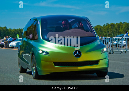 https://l450v.alamy.com/450v/bh5a1r/mercedes-benz-bionic-car-on-2006-michelin-challenge-bibendum-paris-bh5a1r.jpg