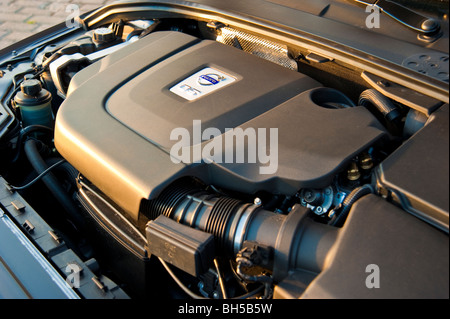 Volvo 2.4 litre D5 Diesel engine, 2009 version, in Volvo XC 70 four wheel drive station wagon Stock Photo