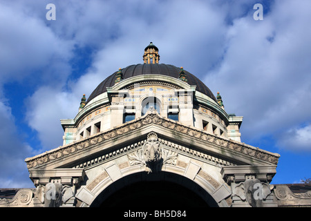 The domed roof of the Zoo Center building at the Bronx Zoo, New York City Stock Photo