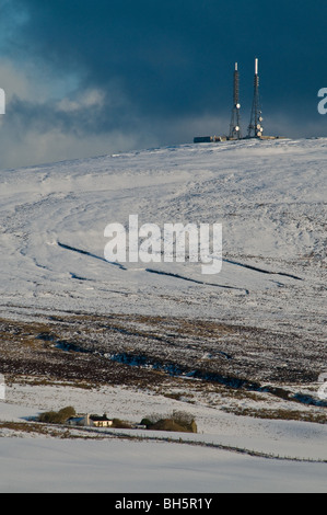 dh Tuskerbister ORPHIR ORKNEY Keeylang TV aerials towering above small croft cottage winter snow home scottish television transmitter antenna uk tower Stock Photo