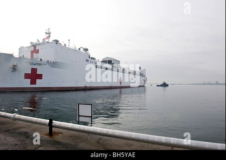 The Military Sealift Command hospital ship USNS Comfort pulls away from Canton Pier. Stock Photo