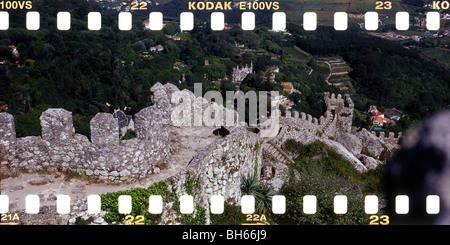 THE MOORS' CASTLE (CASTELLO DOS MOUROS) AND TOWN OF SINTRA, SINTRA, PORTUGAL Stock Photo