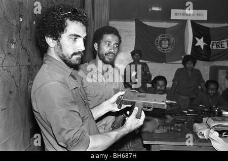 Jose Ramos-Horta shows a compact gun to President Xavier Amaral (right) and Fretilin in their HQ Dili East Timor Stock Photo